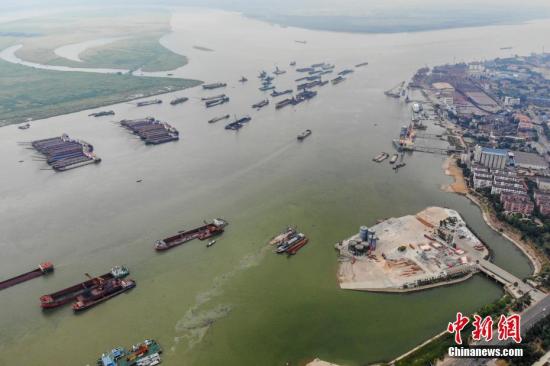 8月1日，巨型的水泥儲罐被吊離碼頭，湖南岳陽城陵磯新港區天欣碼頭的整治已基本完成。今年5月，長江岸線湖南段開展港口碼頭“關停并轉”專項整治行動。截至目前，該行動已集中關停42個碼頭泊位，退出岸線7302米。楊華峰 攝