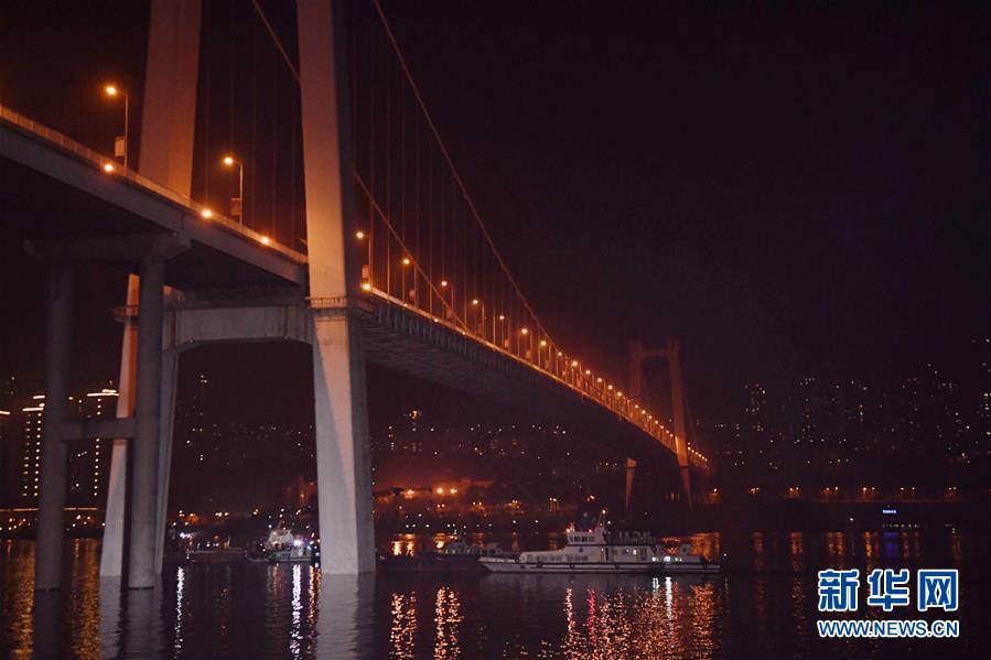 (重慶公交車墜江事故·圖文互動)(4)夜幕降臨,重慶萬州公交客車墜江事故救援工作仍在進(jìn)行中