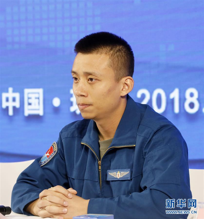 （圖文互動）（2）中國空軍新型戰機飛行員“論劍”珠海航展