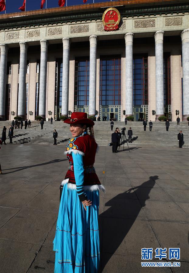 （兩會·新華網）全國政協十三屆一次會議舉行第二次全體會議