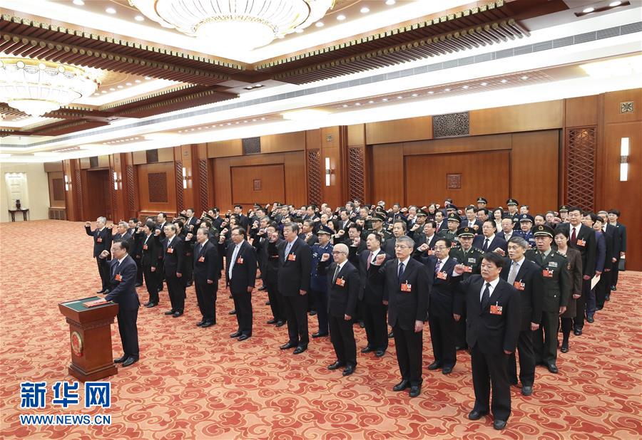 (兩會)十三屆全國人大專門委員會組成人員進(jìn)行憲法宣誓
