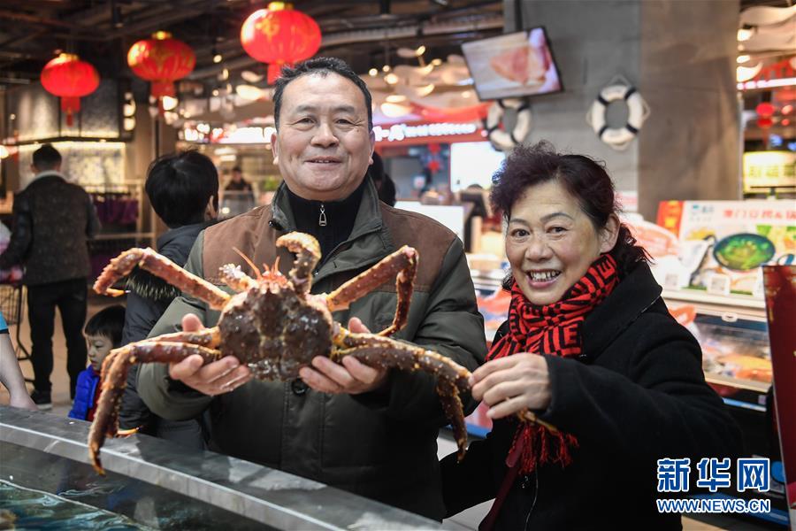 (新華全媒頭條·七樂無窮·春節·圖文互動)(2)變化中彰顯中國發展活力——透視過年方式之變