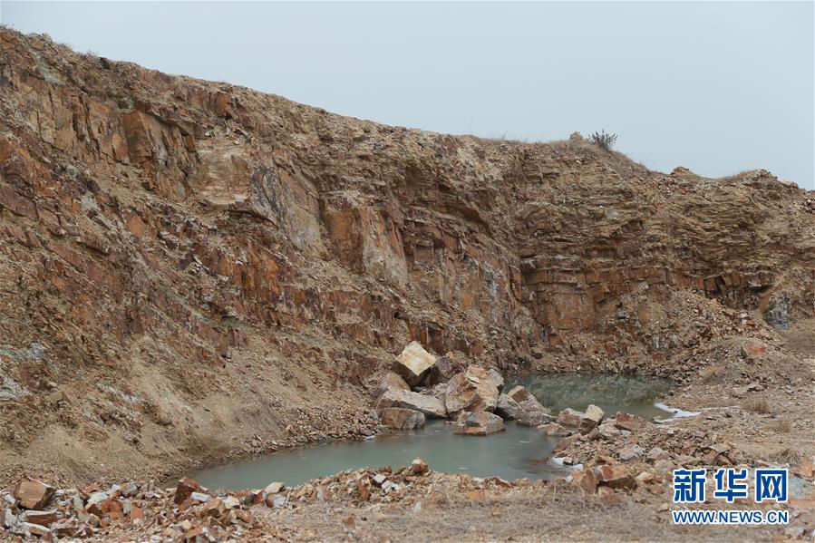 （新華視點·圖文互動）（1）挖掘作業距漢墓中心僅20米，村民住房出現裂縫……“造地”如何變挖山？