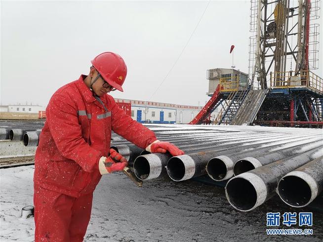 (走基層 聽民聲·圖文互動)(2)“條件進(jìn)步了,好作風(fēng)沒變”——記者夜守大慶油田1205鉆井隊(duì)