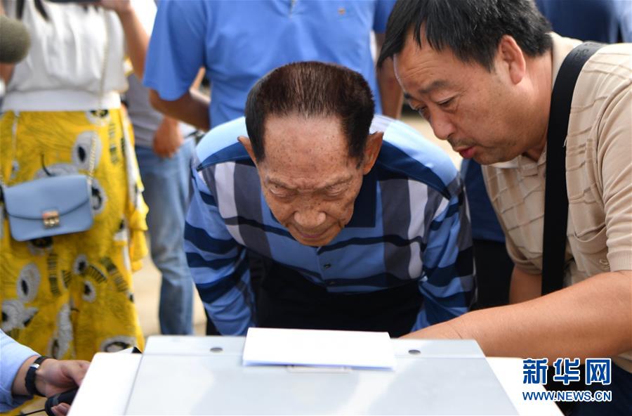 (愛國情 奮斗者·圖文互動)(4)一顆稻谷里的愛國情懷——記“雜交水稻之父”袁隆平