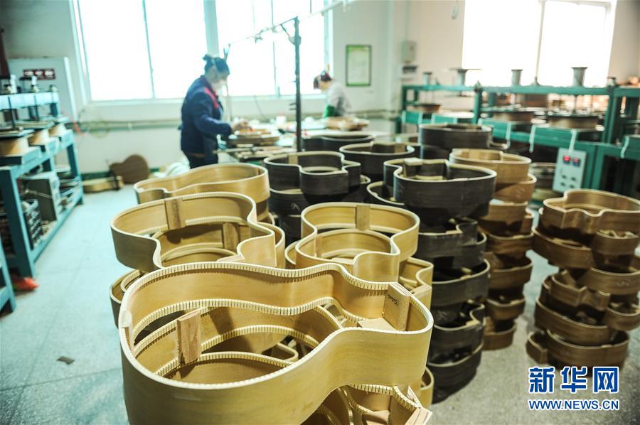 (在習近平新時代中國特色社會主義思想指引下——新時代新作為新篇章·圖文互動)(4)貴州正安:吉他奏響發展“神曲”