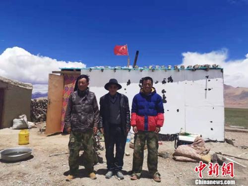 圖為黨確桑布和兩個(gè)兒子。 謝藝觀 攝