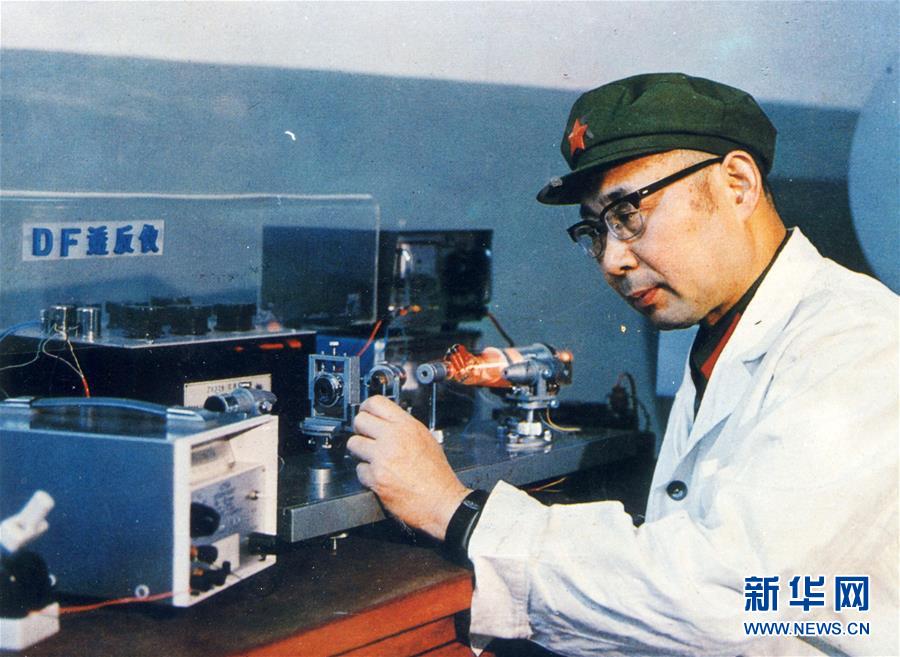 (愛國情 奮斗者·圖文互動(dòng))(2)永不停轉(zhuǎn)的“陀螺”——追記中國工程院院士、國防科技大學(xué)教授高伯龍