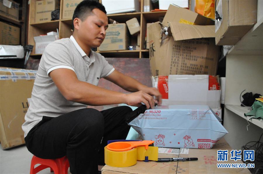 (在習(xí)近平新時代中國特色社會主義思想指引下——新時代新作為新篇章·總書記關(guān)心的百姓身邊事·圖文互動)(3)手機(jī)成為“新農(nóng)具” 莊戶人變“新店家”——農(nóng)村電商助力農(nóng)民豐收