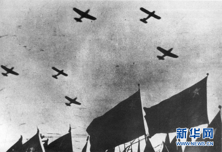 （新華全媒頭條·人民空軍70年·圖文互動）（1）陽光照耀奮飛的航程——黨中央、中央軍委和習主席關心人民空軍建設發展紀實