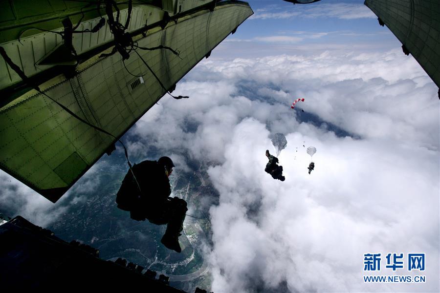 （新華全媒頭條·人民空軍70年·圖文互動）（12）陽光照耀奮飛的航程——黨中央、中央軍委和習主席關心人民空軍建設發展紀實