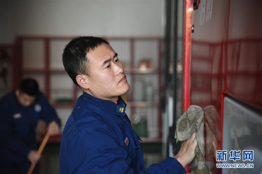 (走基層 聽民聲·圖文互動)(3)皚皚白雪中的一抹“火焰藍”——走近中國最北消防員