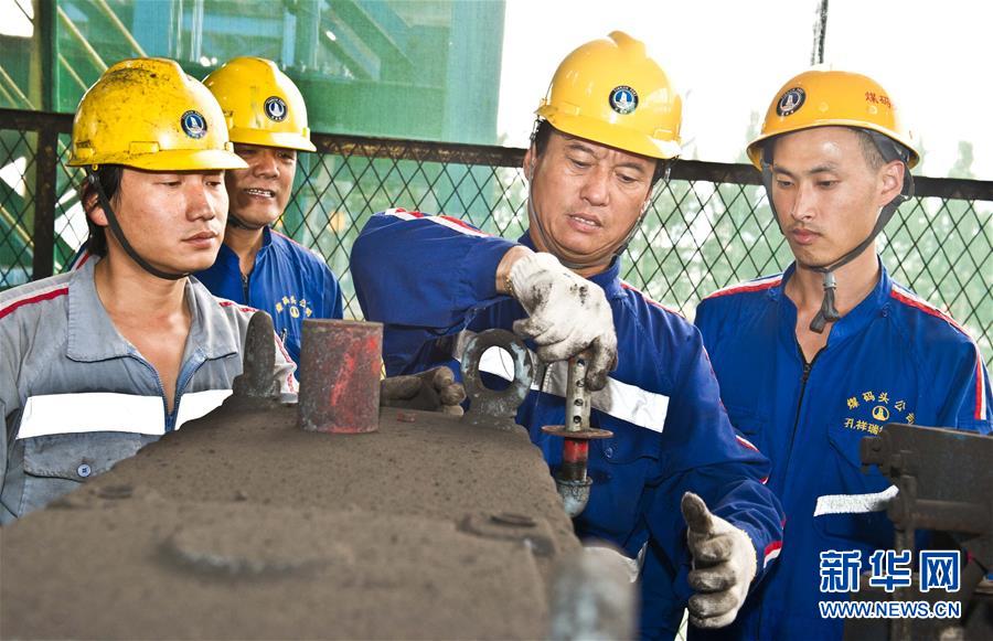 (愛國情 奮斗者·圖文互動)(2)錨定無悔奮進的航向——記港口創新路上的“藍領專家”孔祥瑞