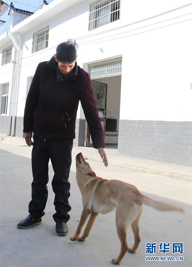 (四中全會(huì)精神在基層·圖文互動(dòng))(1)記者手記:兩腳沾地,深切感悟什么叫“以人民為中心”