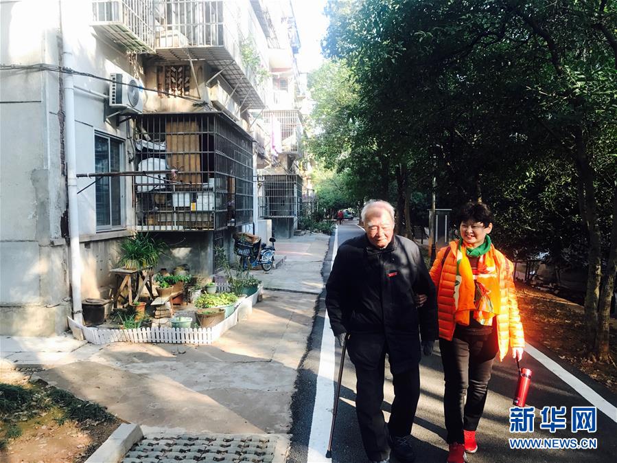 （新華全媒頭條·圖文互動(dòng)）（8）滄海橫流 信仰彌堅(jiān)——記共產(chǎn)黨員、湘潭大學(xué)九旬教授滄南