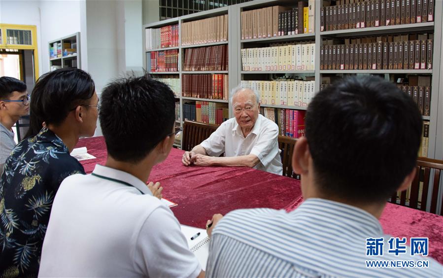 （新華全媒頭條·圖文互動(dòng)）（4）滄海橫流 信仰彌堅(jiān)——記共產(chǎn)黨員、湘潭大學(xué)九旬教授滄南