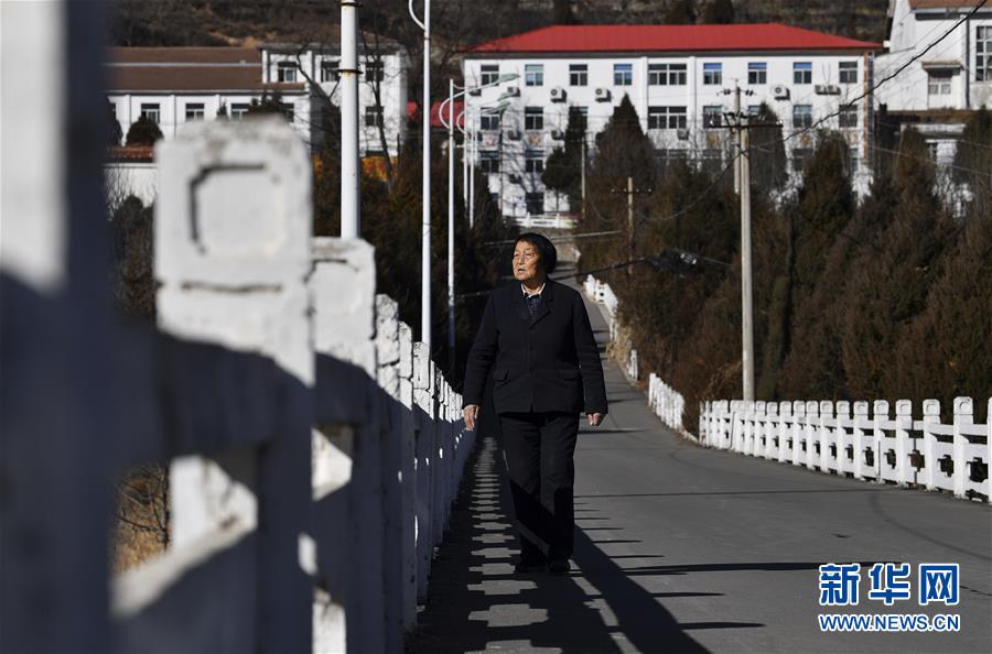 (新華全媒頭條·兩會特別報道·圖文互動)(2)向著夢想的接力——“90歲”與“95后”代表的“對話”