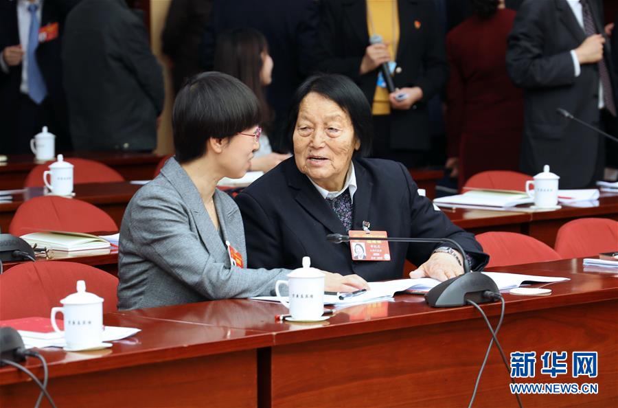 (新華全媒頭條·兩會特別報道·圖文互動)(5)向著夢想的接力——“90歲”與“95后”代表的“對話”