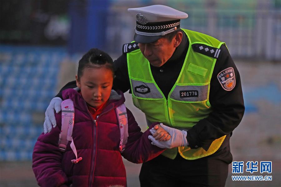 （新春走基層·圖文互動）（1）老楊貓腰護學：20米走了33年