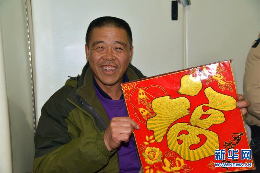 (新春走基層·圖文互動)(5)33小時的回家故事