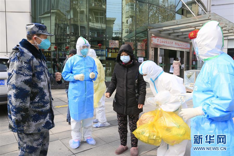 (新華全媒頭條·圖文互動)(1)黨旗,高高飄揚在防控疫情斗爭第一線——各級黨組織和廣大黨員干部投身疫情防控阻擊戰(zhàn)紀實