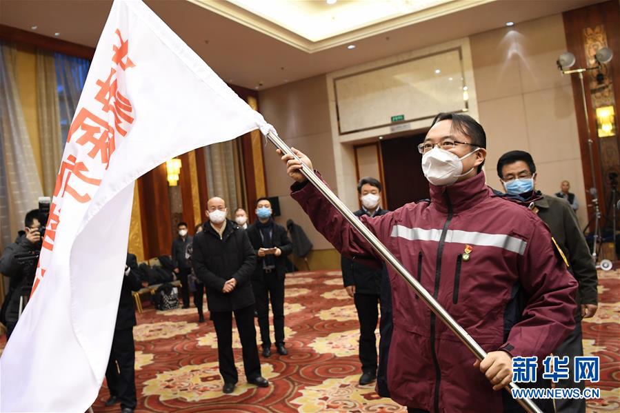 (新華全媒頭條·圖文互動)(3)黨旗,高高飄揚在防控疫情斗爭第一線——各級黨組織和廣大黨員干部投身疫情防控阻擊戰(zhàn)紀實
