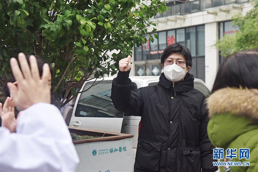 （新華全媒頭條·圖文互動）（2）戰(zhàn)紅區(qū)！——發(fā)生在武漢抗疫隔離病房內(nèi)的故事