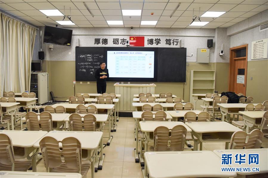 (聚焦疫情防控·圖文互動)(2)特寫:一個人的錄播