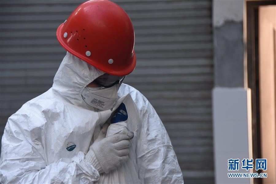 (聚焦疫情防控·圖文互動)(7)另類“白衣戰(zhàn)士”:堅守醫(yī)療廢物處置第一線