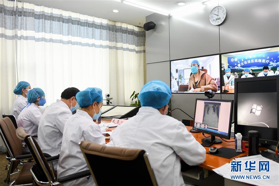 (聚焦疫情防控·圖文互動)(2)特寫:遠程醫療中心里的生命接力
