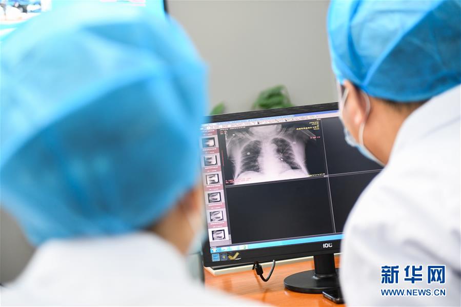 (聚焦疫情防控·圖文互動)(5)特寫:遠程醫療中心里的生命接力