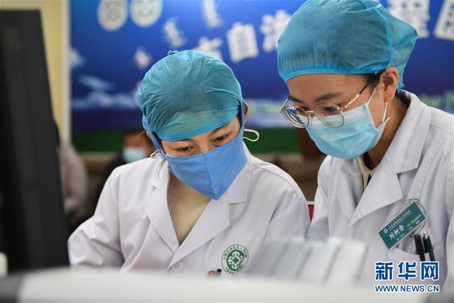 (聚焦疫情防控·圖文互動)(6)特寫:遠程醫療中心里的生命接力