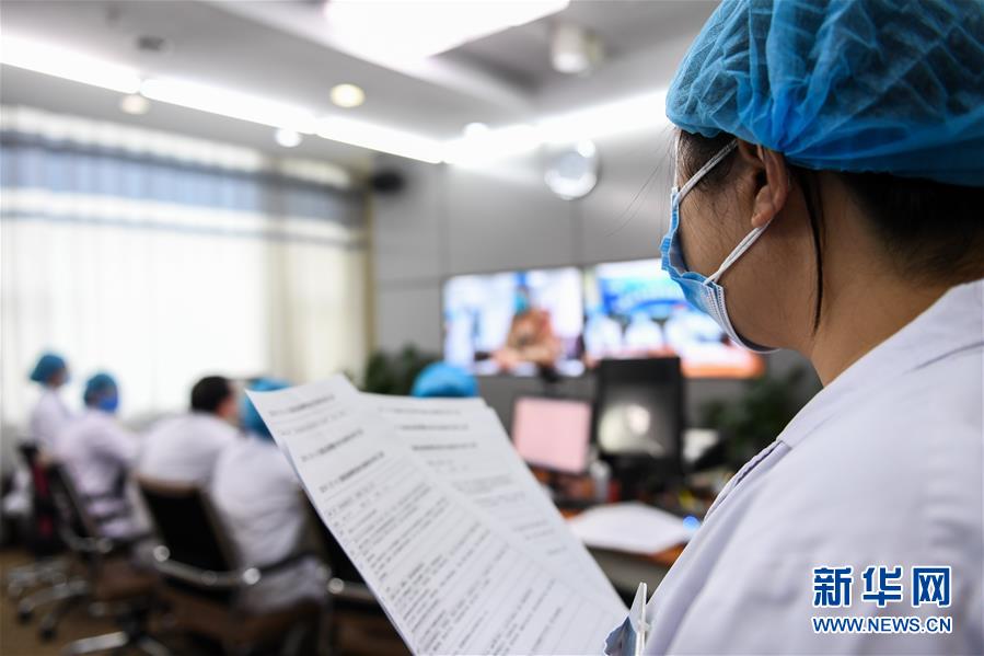 (聚焦疫情防控·圖文互動)(7)特寫:遠程醫療中心里的生命接力