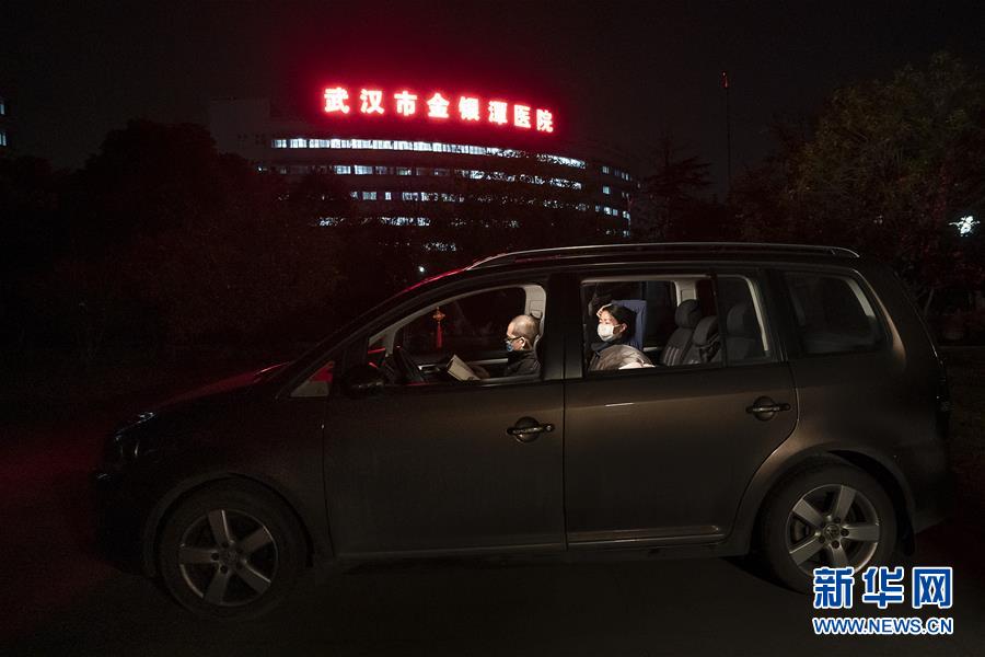 （一線抗疫群英譜·圖文互動）（1）特寫：為節(jié)省10分鐘，這對醫(yī)護夫妻“以車為家”