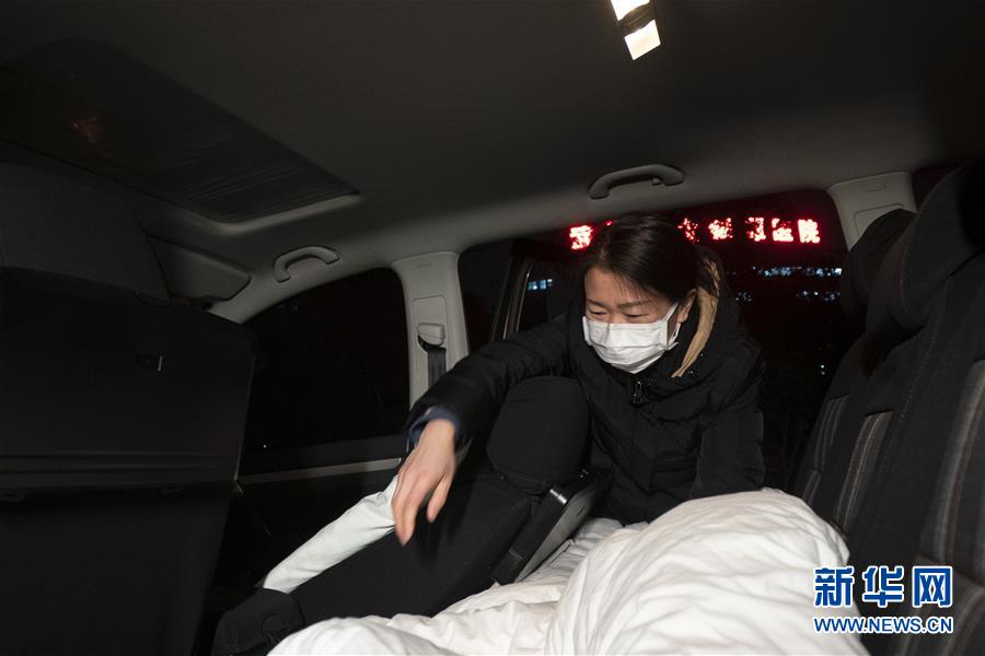 （一線抗疫群英譜·圖文互動）（2）特寫：為節(jié)省10分鐘，這對醫(yī)護夫妻“以車為家”