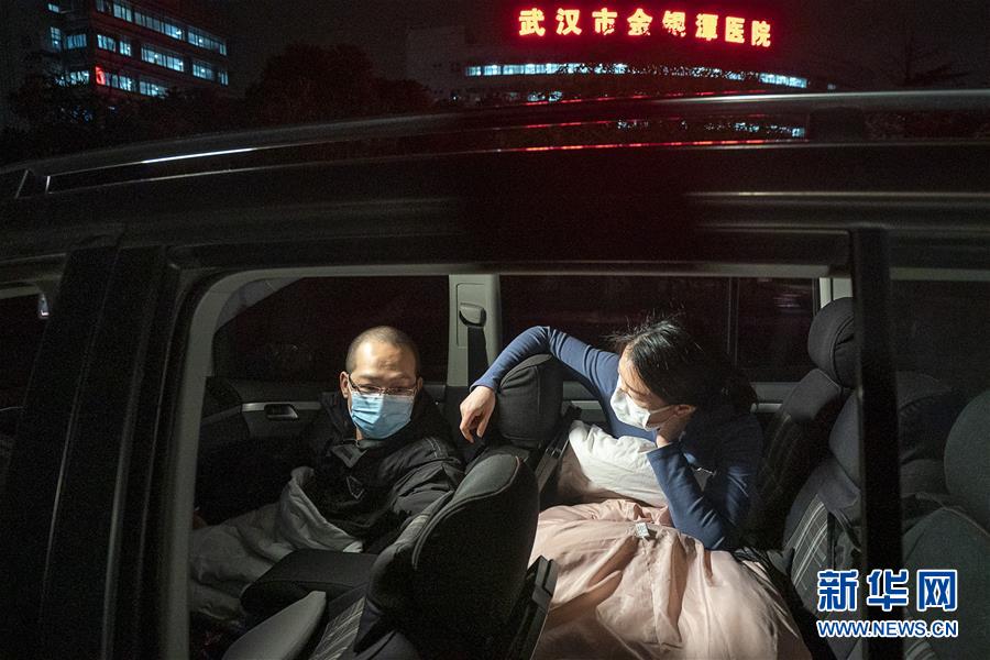（一線抗疫群英譜·圖文互動）（4）特寫：為節(jié)省10分鐘，這對醫(yī)護夫妻“以車為家”