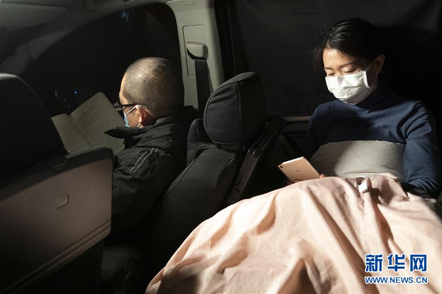 （一線抗疫群英譜·圖文互動）（5）特寫：為節(jié)省10分鐘，這對醫(yī)護夫妻“以車為家”