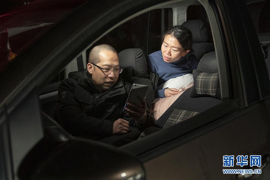 （一線抗疫群英譜·圖文互動）（7）特寫：為節(jié)省10分鐘，這對醫(yī)護夫妻“以車為家”