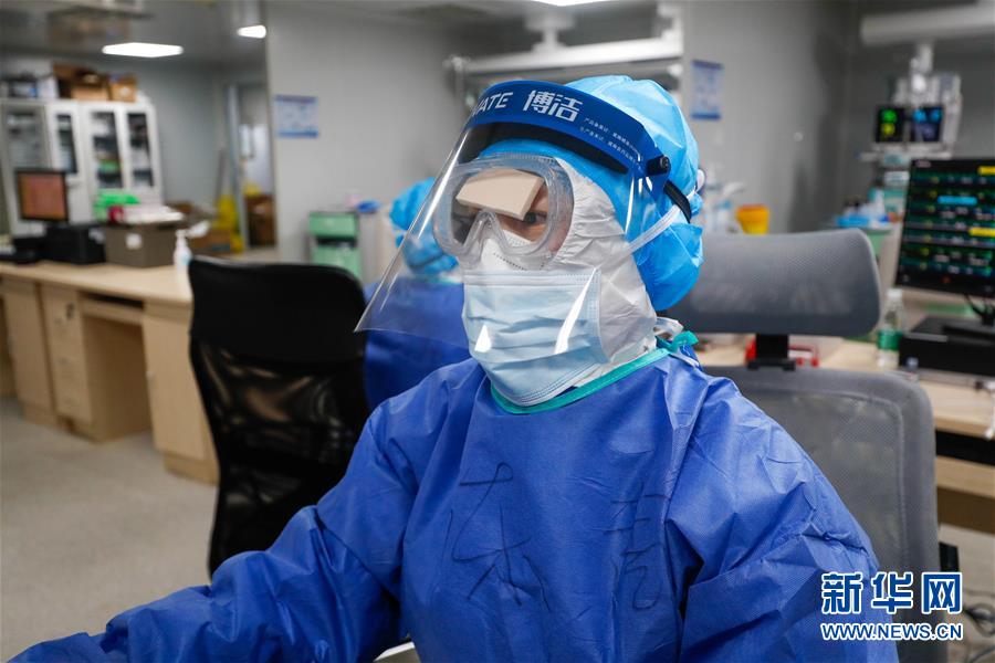 (一線抗疫群英譜·圖文互動)(2)嫻靜少言 不慕榮利——記火神山醫(yī)院重癥醫(yī)學(xué)一科護士長陳靜