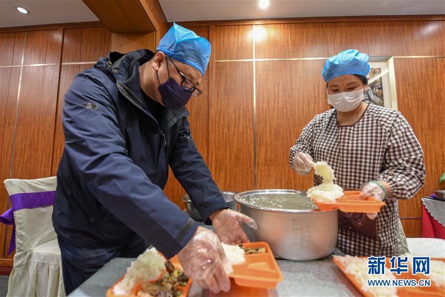 (一線抗疫群英譜·圖文互動)(4)服務白衣天使的“管家”艾厚宇