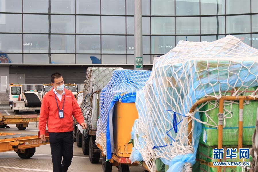 (一線抗疫群英譜·圖文互動)機坪上,他為抗疫物資保駕護航