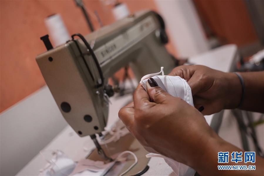 (海外抗疫故事·圖文互動(dòng))(2)通訊:自制口罩回饋社會(huì)——巴西桑巴舞校“巧手抗疫”