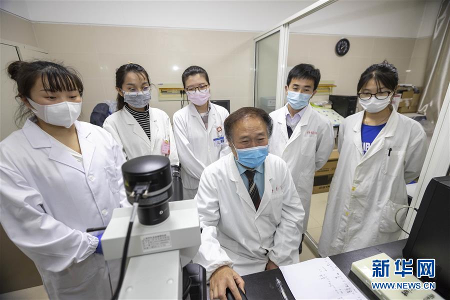 (代表委員履職·圖文互動(dòng))(1)“履職與行醫(yī),都要精益求精”——全國(guó)政協(xié)委員吳煥淦履職記