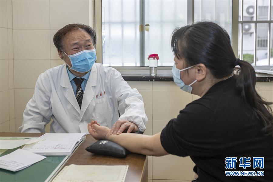 (代表委員履職·圖文互動(dòng))(4)“履職與行醫(yī),都要精益求精”——全國(guó)政協(xié)委員吳煥淦履職記