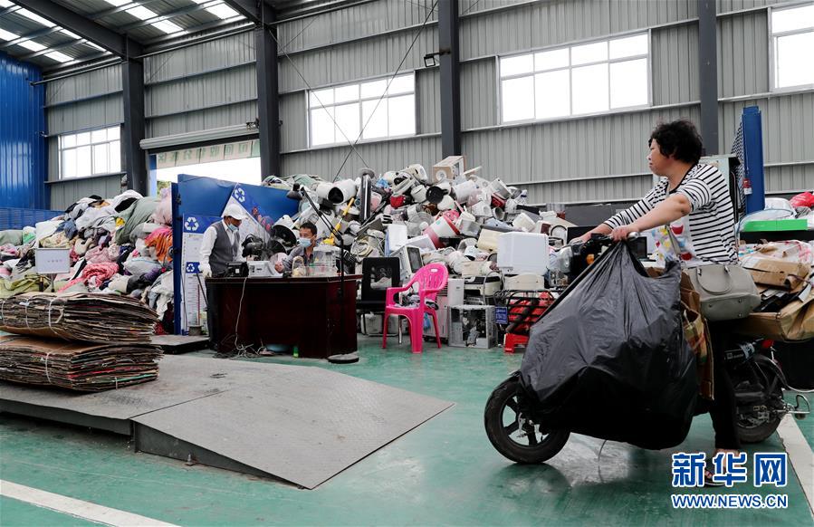 (新華全媒頭條·圖文互動)(9)演繹新時尚 答好治理卷——上海實施垃圾分類效果追蹤