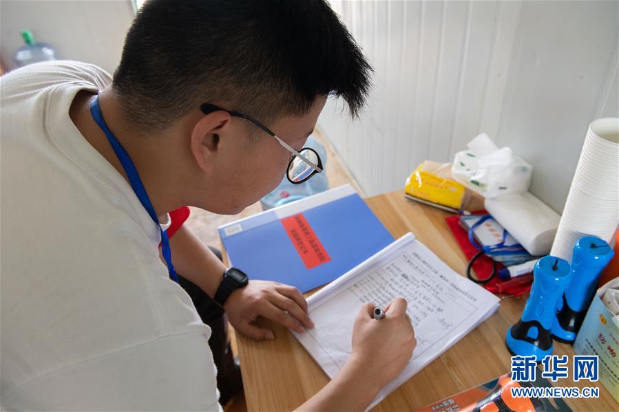 （防汛抗洪·圖文互動）（4）在大堤上成長，為人民守護——洪水中的青年“生力軍”