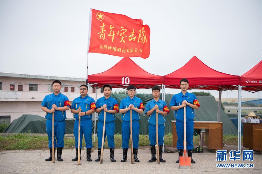 （防汛抗洪·圖文互動）（8）在大堤上成長，為人民守護——洪水中的青年“生力軍”