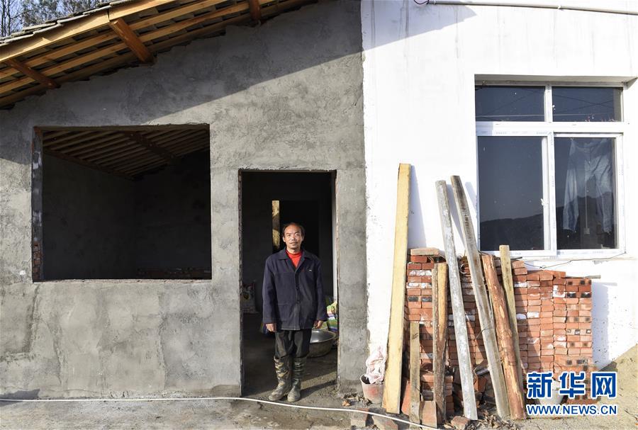 (新華全媒頭條·走向我們的小康生活·圖文互動)(6)奮斗繪就“新天府”——川蜀大地干群“戰貧”軌跡掃描