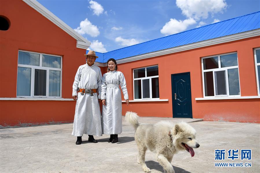 （走向我們的小康生活·圖文互動）（6）草原有了網(wǎng)，手機能放羊——看呼倫貝爾大草原牧民生活變了樣 