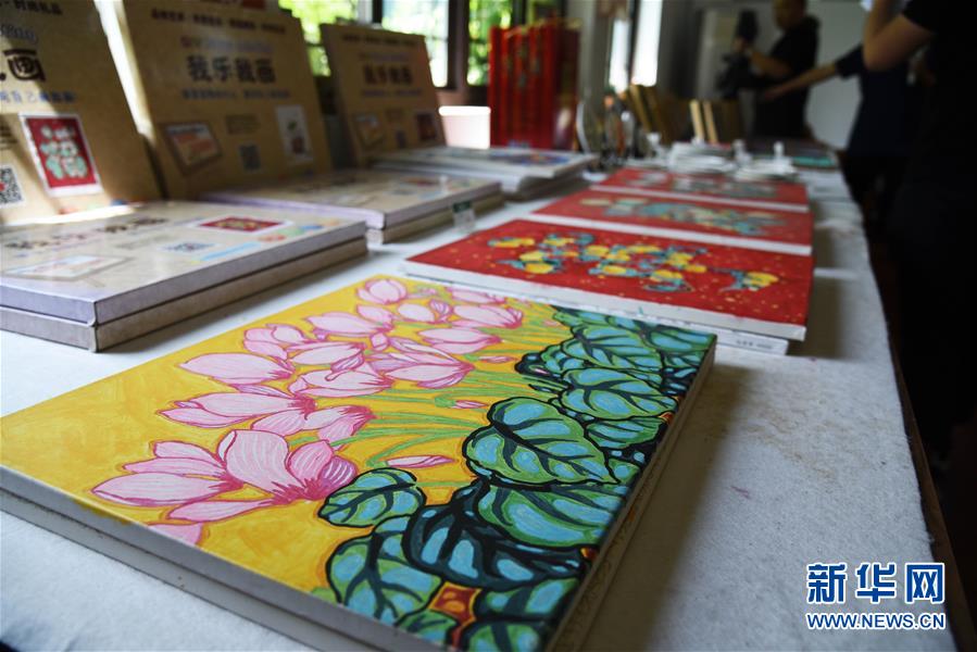 (走向我們的小康生活·圖文互動)(6)放下鋤頭拿畫筆——山東青州農民畫繪出美好新生活